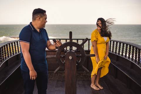 Fotografia do casal no monumento demonstrativo de um navio.'
