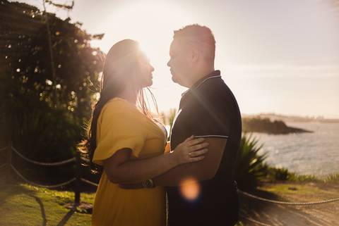 Fotografia contra luz, do casal. Ensaio Pré Casamento realizado no Farol de Santa Lúcia em Vila Velha, Espírito Santo.'