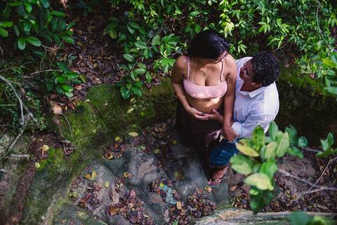 Ensaio de Gestante na Ilha de Paquetá, Rio de Janeiro. Casal subindo a escadaria.'