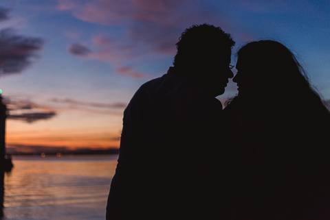 Silhueta do Casal Gestante em Ilha de Paquetá, rio de Janeiro. Nascer do Sol.'