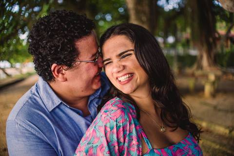 Casal sorrindo na Ilha de Paquetá. Ensaio de Gestante.'