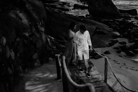 casal descendo a rampa da praia das bananas vila velha espírito santo, foto preto e branco
'