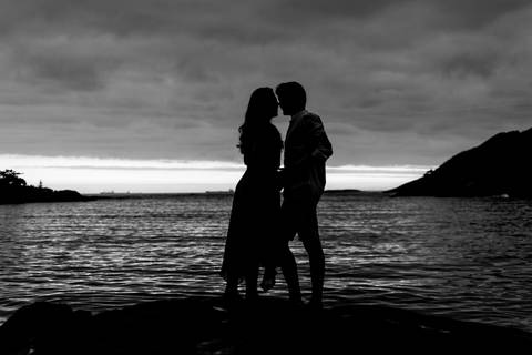 ensaio de casal na praia em vila velha, nascer do sol, praia das bananas, praia da costa, morro do moreno, foto preto e branco'