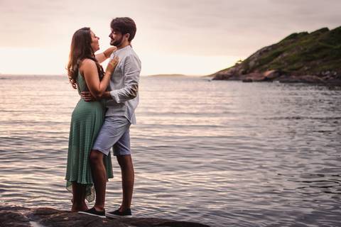 fotografia de casal, praia, nascer do sol, mulher apoiando mao no peito do homem, fotografia de casamento, vila velha, espirito santo'