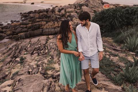 casal subindo pedra da sereia na praia da costa em vila velha'