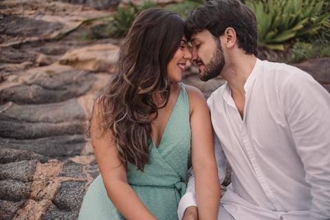 casal juntinho no nascer do sol, praia da costa, pedra da sereia, vila velha espirito santo'