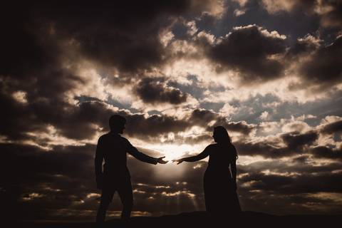 foto silhueta do casal na pedra da sereia em vila velha praia da costa'