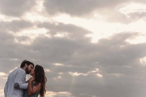 casal beijando na pedra da sereia, praia da costa, vila velha, es'