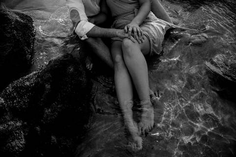 foto preta e branco, ensaio de casal no mar, praia da costa, casal sentado na agua, pedra da sereia vila velha'