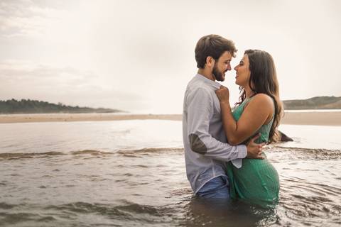 casal agarradinho na agua, praia da costa, pedra da sereia'