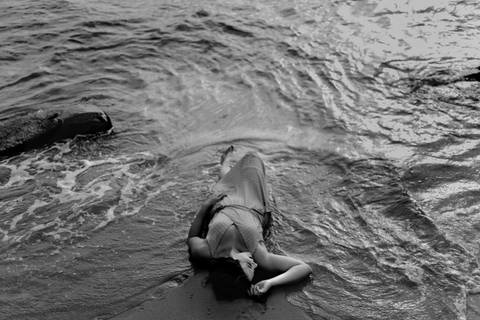 mulher deitada na areia, ensaio fotografico feminino'