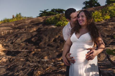 Ensaio de Gestante realizado nas pedras próximo a pousada do farol no morro do moreno em vila velha, espírito santo.'
