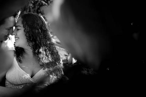 Fotografia Preto e Branco. Beijo esquimó. Ensaio Gestante na pedra pousada do farol.'