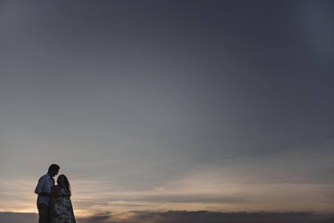Foto silhueta com por do sol. Ensaio de Gestante na Pousada do Farol.'