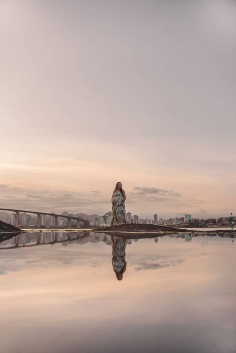 Retrato com reflexo da gestante sobre a água em Vila Velha, Morro do Moreno. Vista do por do sol, próximo a terceira ponte da capital Vitória - ES.'