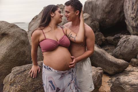 CASAL GESTANTE NAS PEDRAS PRAIA DOS PADRES'