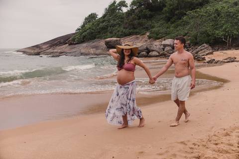 CASAL DE MAOS DADAS NA AREIA - PRAIA DOS PADRES - GUARAPARI - ES'
