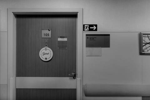 Porta do quarto do Hospital e Maternidade Santa Lúcia em Botafogo, Rio de Janeiro. Plaquinha de recém nascido'