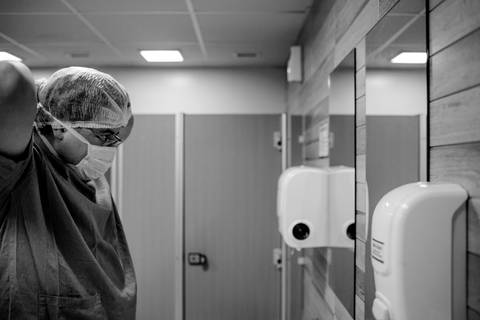 Pai se preparando para entrar na sala de parto'