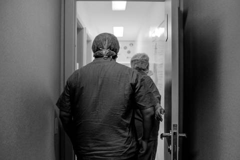 Pai de costas a caminho da sala cirúrgica.'