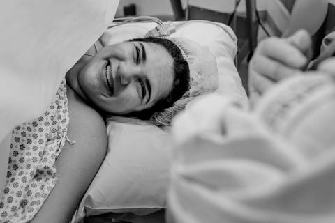 Primeiro olhar da mãe pro bebê recém nascido.'