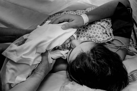 Primeiro beijo da mãe no bebê.'