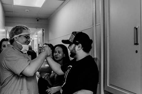 Amigos comemorando a chegada do bebê.'