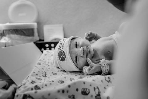 Bebê olhando para câmera.'