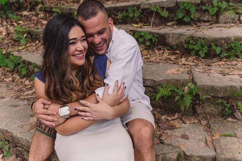 Casal abraçado na escadaria no Parque Lage. '