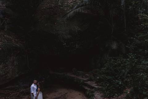 Retrato do casal em meio as rochas de uma cachoeira rasa, no Parque Lage - Rio de Janeiro.'