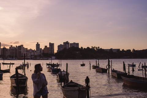 Silhueta de modelo na praia. Ensaio fotográfico pessoal. Ensaio feminino na Ilha do Frade, Vitória - ES.'