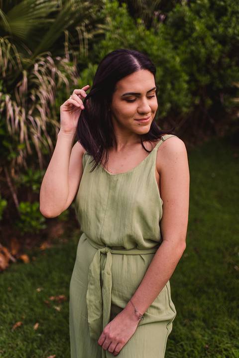 Ensaio fotográfico realizado na Ilha do Frade, Vitória, Espírito Santo. Ensaio pessoal da Jhennifer. Retrato da modelo mexendo no cabelo, com olhar baixo meio envergonhado.'