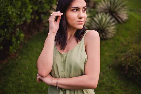 Ensaio fotográfico feminino - Modelo com o braço cruzado, apoiando cotovelo e mexendo no cabelo. Ensaio fotográfico realizado na ilha do frade em vitória espírito santo.'