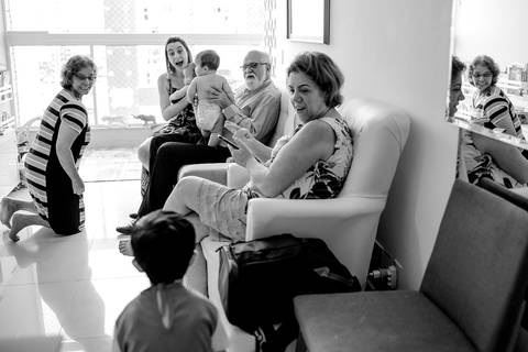 Momento em que o aniversariante se apresenta para os convidados em casa. Todos ficaram surpresos com sua fantasia. Fotografia documental de família. Aniversário em casa. Vila Velha - Itapuã.'