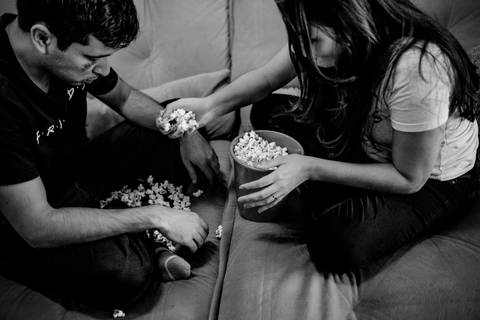Fotografia de momento decisivo, onde as pipocas caíram no colo do esposo. Casal cantando as pipocas que caíram no sofá. Ensaio fotográfico realizado em casa.
Enseada do Suá - Vitória - ES'