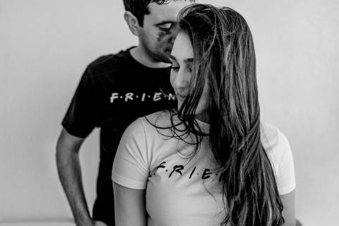 Retrato preto e branco. Casal sendo fotografado em casa. Vitória - Enseada do Suá - ES'