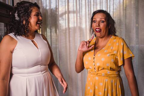 Noiva e Irmã, rindo - Making Of de noiva - Fotógrafo de Casamento - Vitória ES'