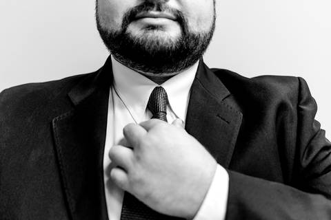 Noivo ajustando gravata - Fotografia de Casamento - Fotógrafo de Casamento em Vitória ES'