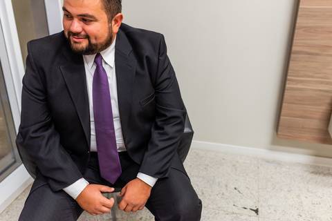 Noivo sentado - Making Of - Fotografia de casamento - Vitória ES'