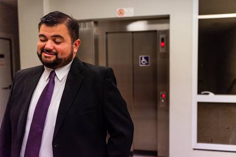 Noivo de costas para o elevador - Momento First Touch - Fotografia de Casamento'