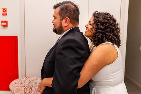 Momento em que a noiva abraça o noiva de costas - First Touch - Fotografia de Casamento '