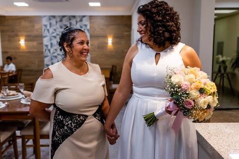 Momento de entrada da noiva com a mãe. Fotografia de casamento - Vitória ES'
