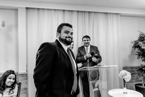 Noivo olhando a noiva entrar no altar - Fotografia de casamento - Vitória ES - Fotógrafo de Casamento'