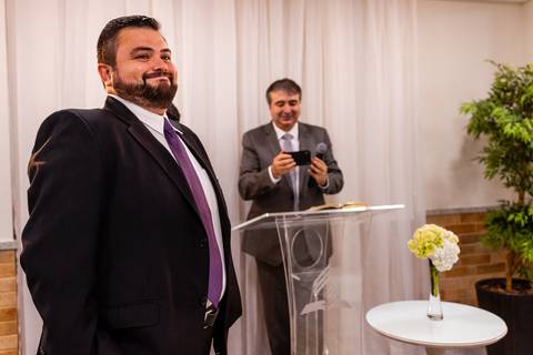 Noivo esperando a noiva entrar - Fotografia de casamento '