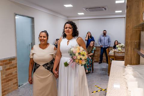 Noiva entrando chorando, indo ao encontro do noivo. Fotografia de casamento. Vitória ES'