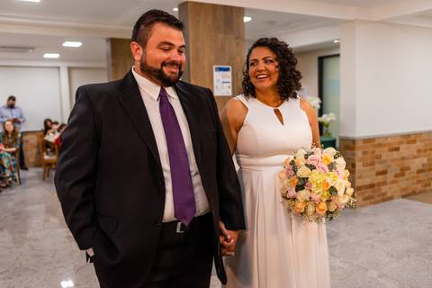Noiva olhando e sorrindo para o noivo - Fotografia de casamento em vitória es'