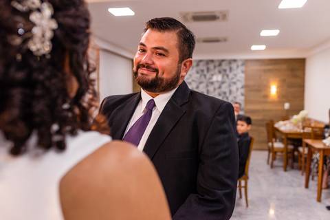 Momento dos votos dos noivos - fotografia de casamento - momento de casamento - noivo olhando para noiva com sorriso no rosto'