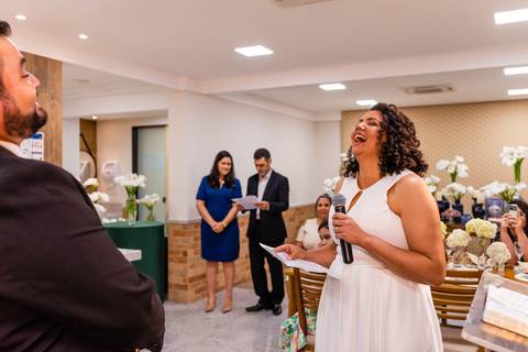 noiva gargalhando ao ler os votos na cerimônia de casamento realizada em vitória es'
