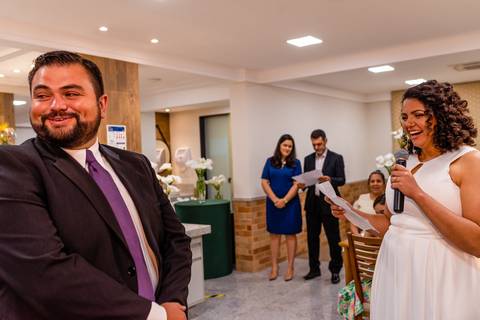noiva lendo os votos de casamento '