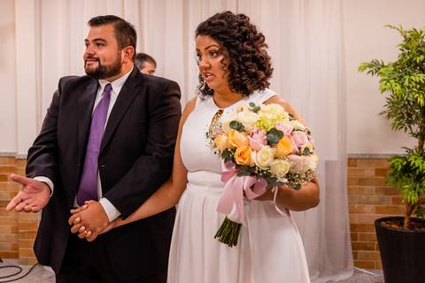 Momento decisivo noivos após a cerimônia de casamento '